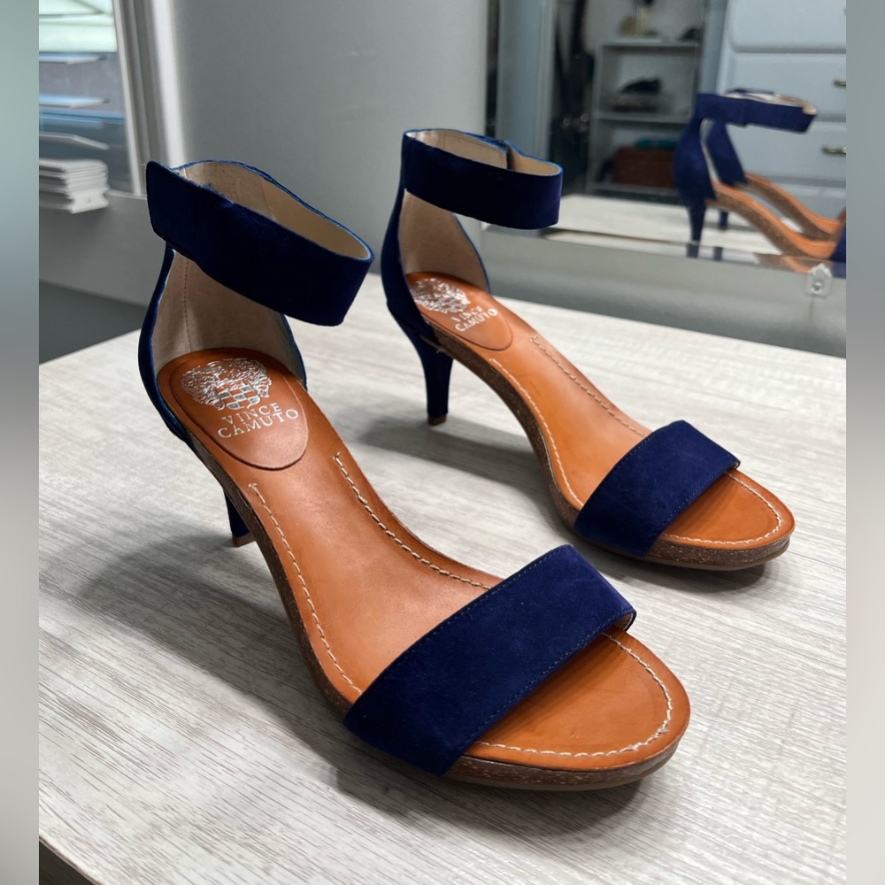 BRAND NEW Vince Camuto “New Navy” approximately 3 inch Heels; SIZE:7 1/2 WW